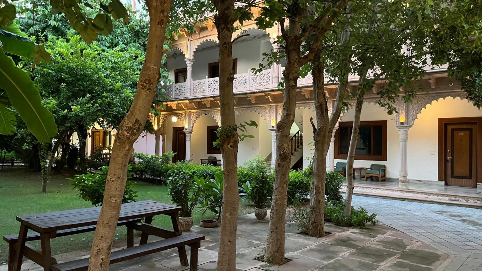Hotel Sunbird Bharatpur Ngoại thất bức ảnh